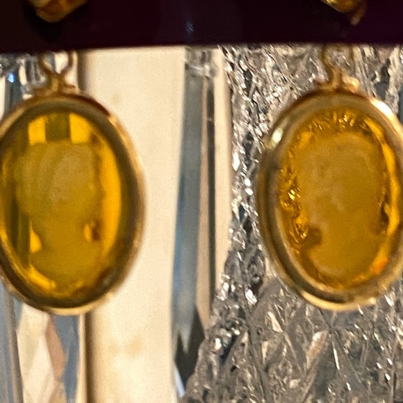 - VINTAGE CARVED CAMEO INTAGLIO PIERCE EAR Glass - Picture 5 of 5